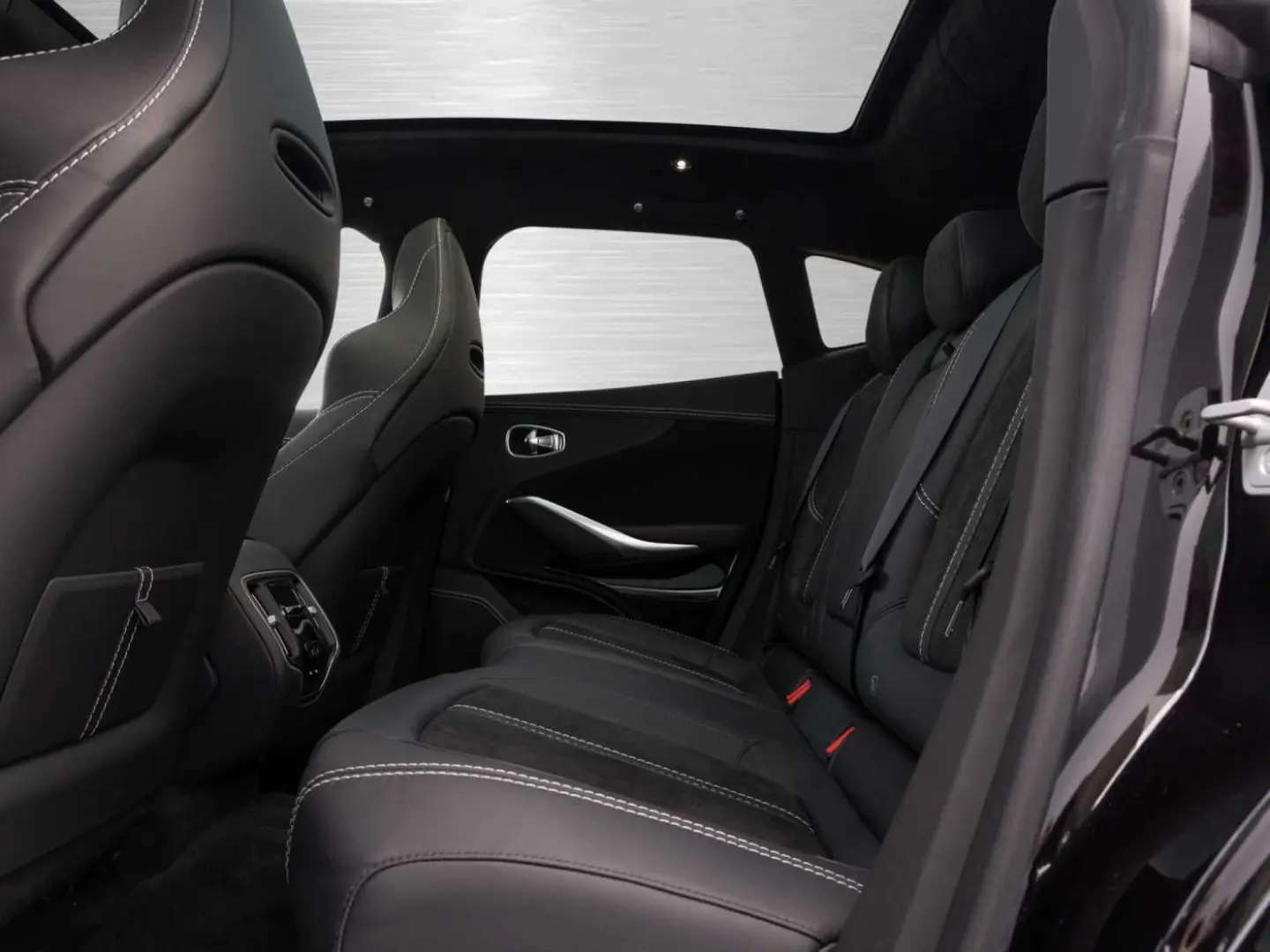 Aston Martin DBX V8 4x4