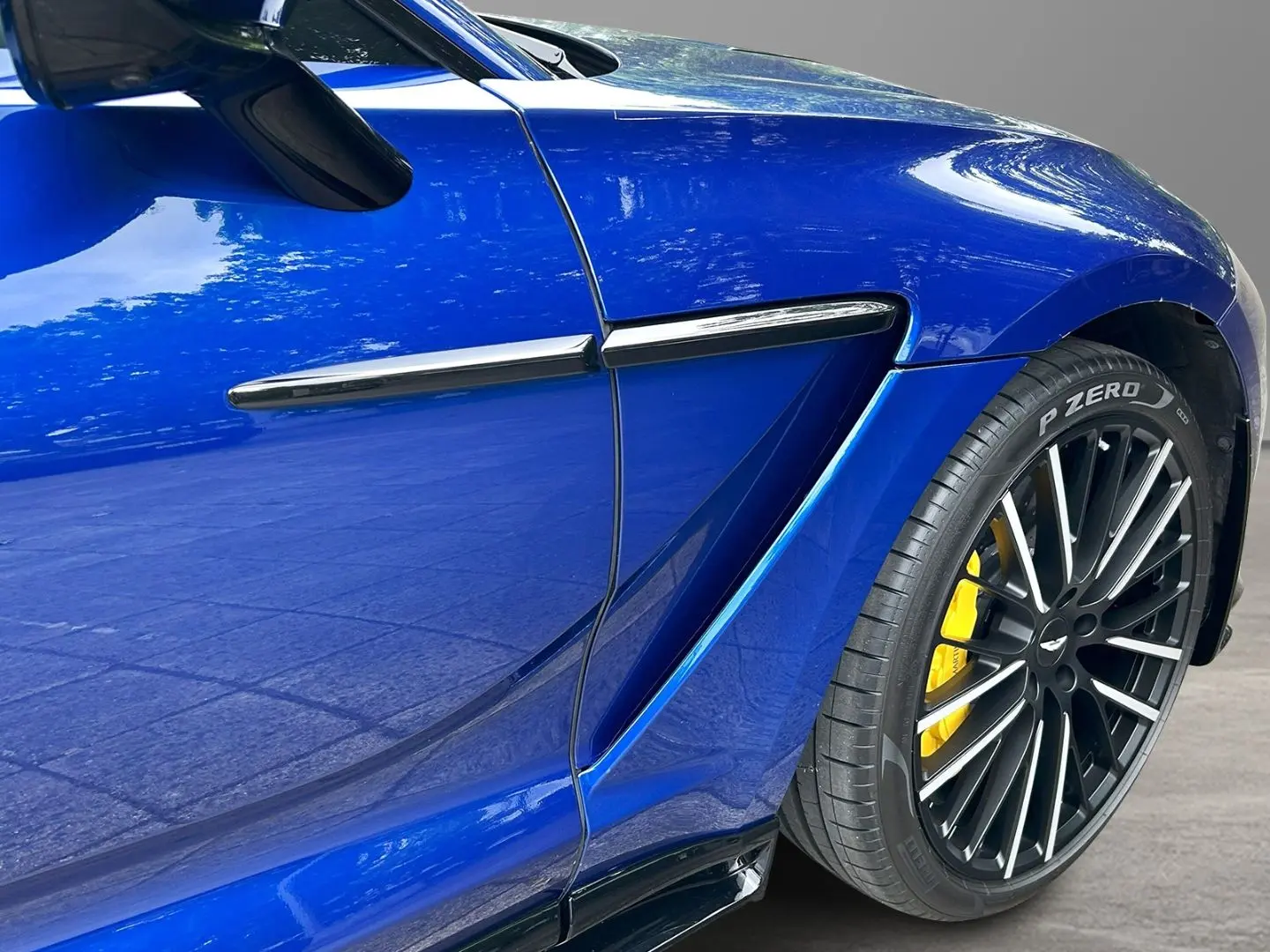 Aston Martin DBX 707 Ion Blue Onyx Black Carbon