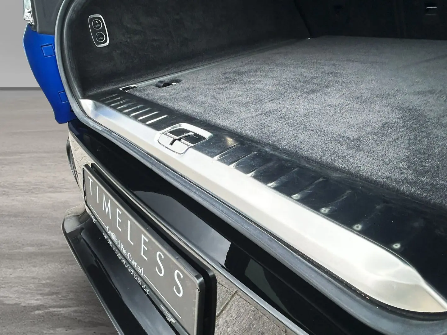 Aston Martin DBX 707 Ion Blue Onyx Black Carbon