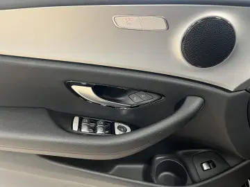 E 300 Avantgarde*ACC*LED*Navi*R.Cam*SHZ*CarPlay*