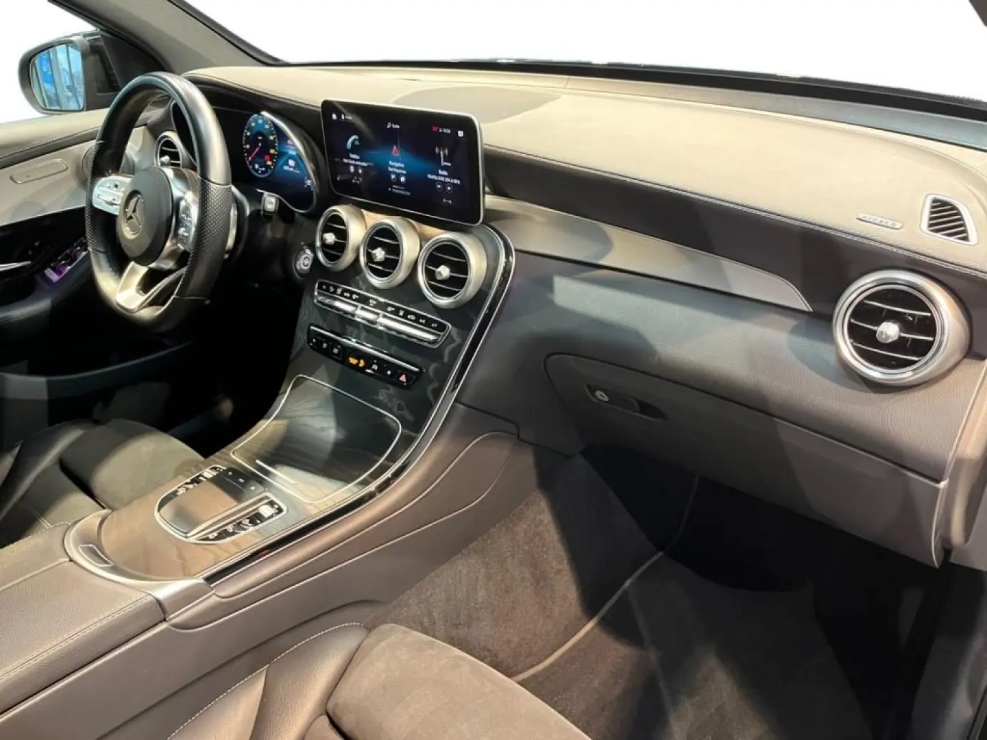 GLC 300 e 4matic AMG +MBUX+Wide+Navi+Burm+HUD+LM