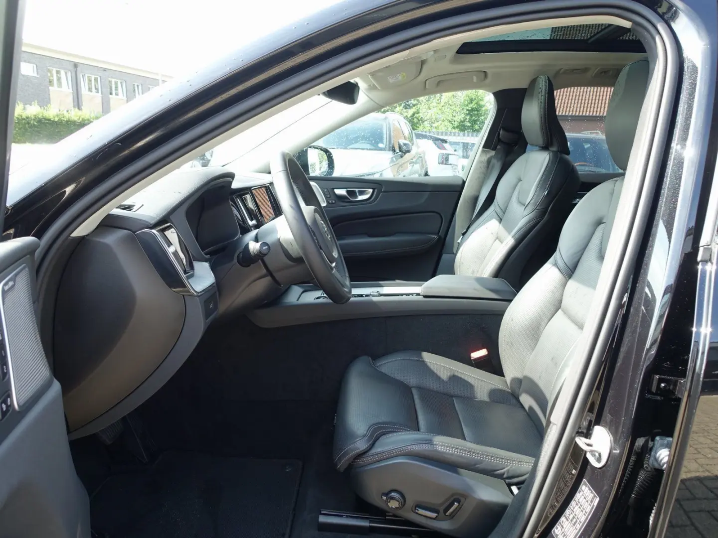 XC60 Ultra Dark B5 AWD/Four-C/360°Cam/Massage