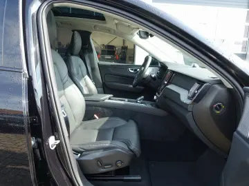 XC60 Ultra Dark B5 AWD/Four-C/360°Cam/Massage