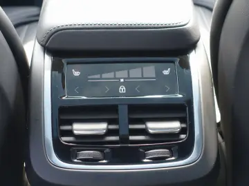 XC60 Ultra Dark B5 AWD/Four-C/360°Cam/Massage