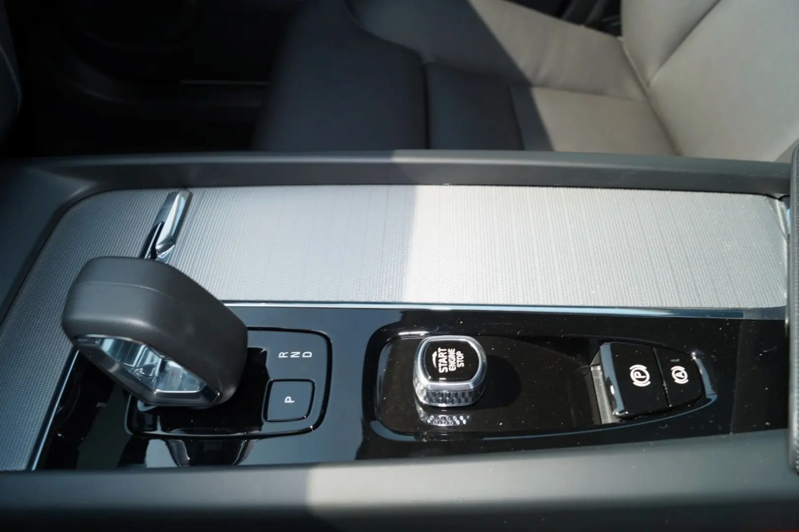 XC60 T8 AWD PlugIn Hybrid Plus Dark Aut/360°/20
