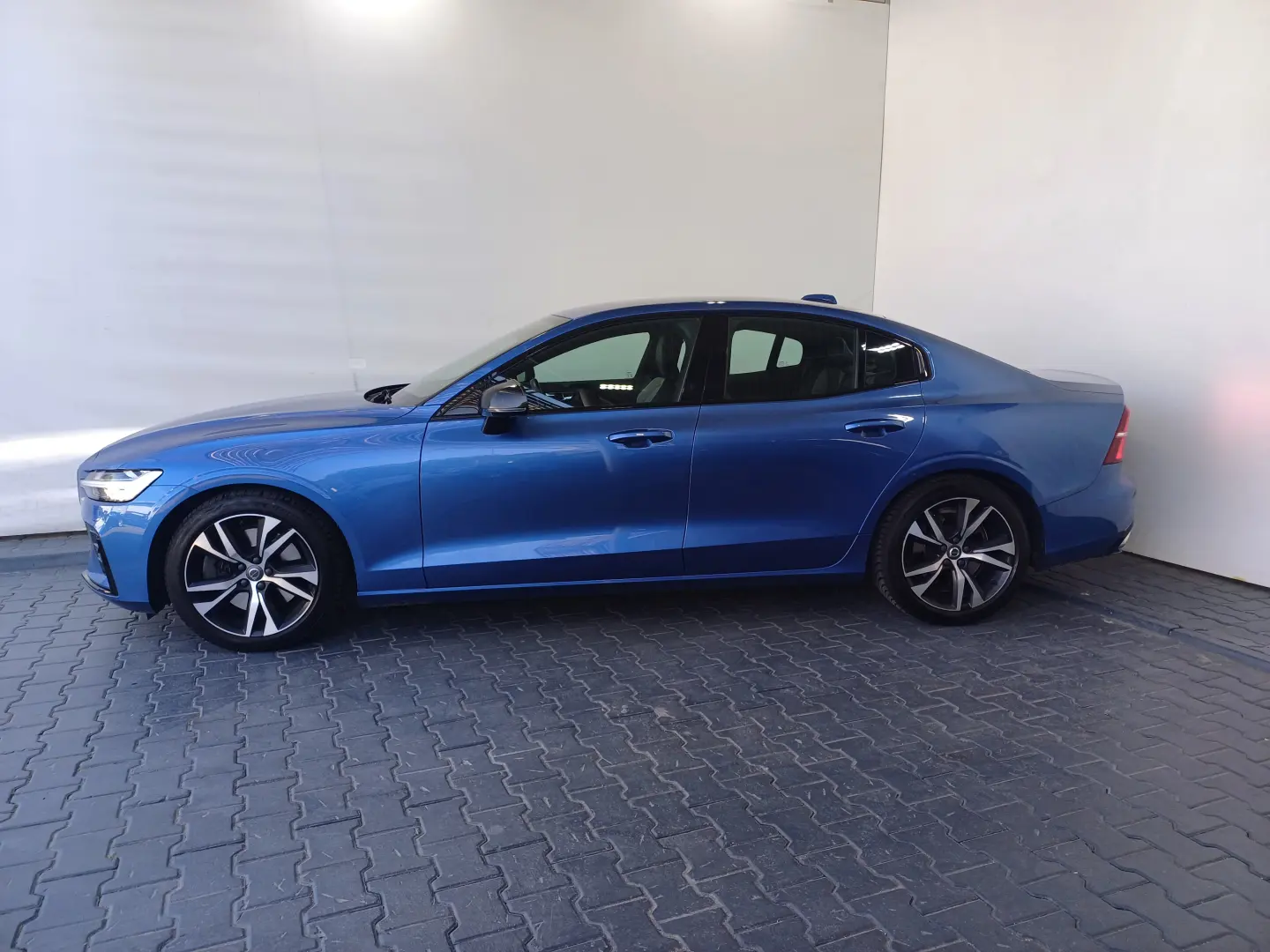 Volvo S60 Momentum Pro 2.0 B4 MHEV 197CP Automat