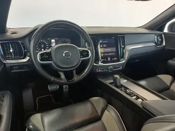 Volvo S60 Momentum Pro 2.0 B4 MHEV 197CP Automat