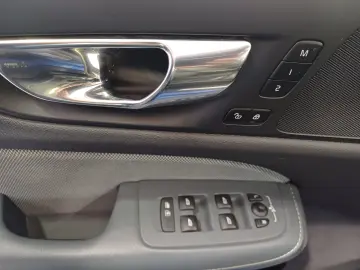 Volvo S60 Momentum Pro 2.0 B4 MHEV 197CP Automat