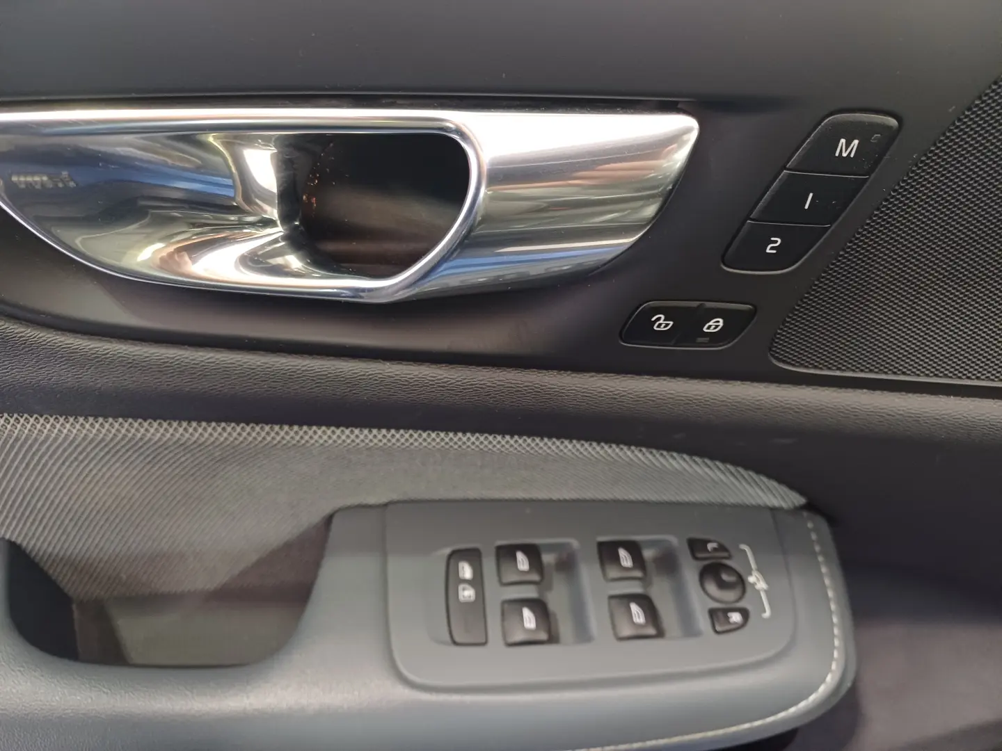Volvo S60 Momentum Pro 2.0 B4 MHEV 197CP Automat