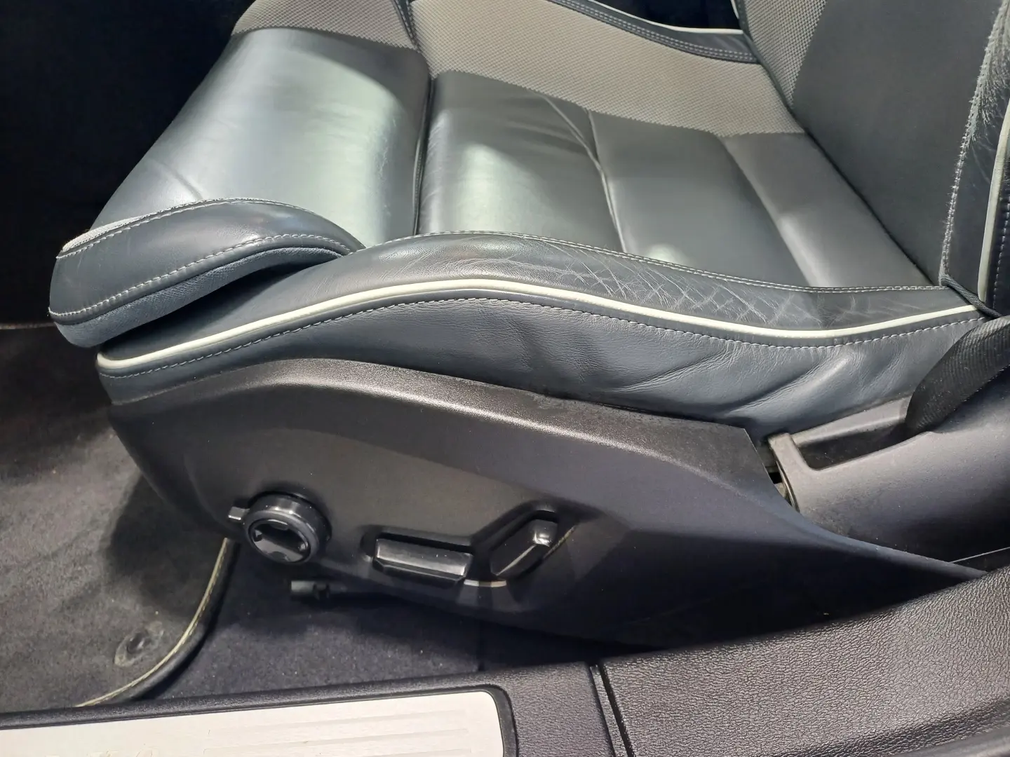 Volvo S60 Momentum Pro 2.0 B4 MHEV 197CP Automat