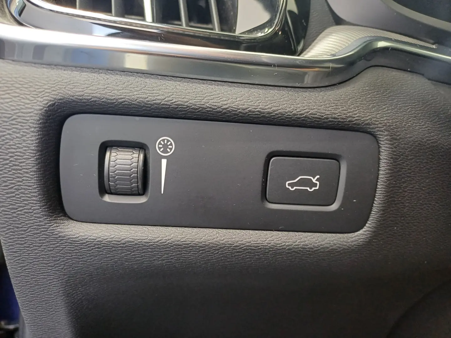 Volvo S60 Momentum Pro 2.0 B4 MHEV 197CP Automat