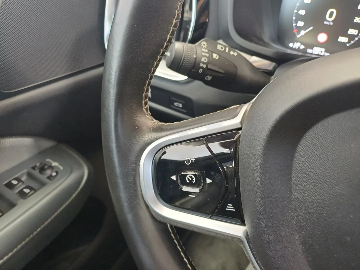 Volvo S60 Momentum Pro 2.0 B4 MHEV 197CP Automat
