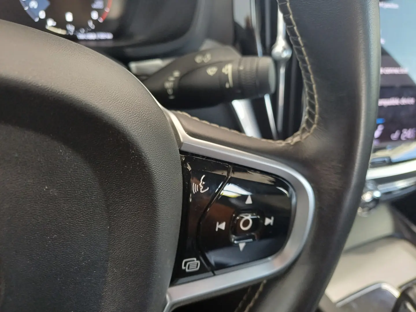 Volvo S60 Momentum Pro 2.0 B4 MHEV 197CP Automat