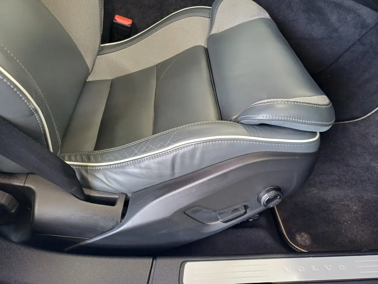 Volvo S60 Momentum Pro 2.0 B4 MHEV 197CP Automat