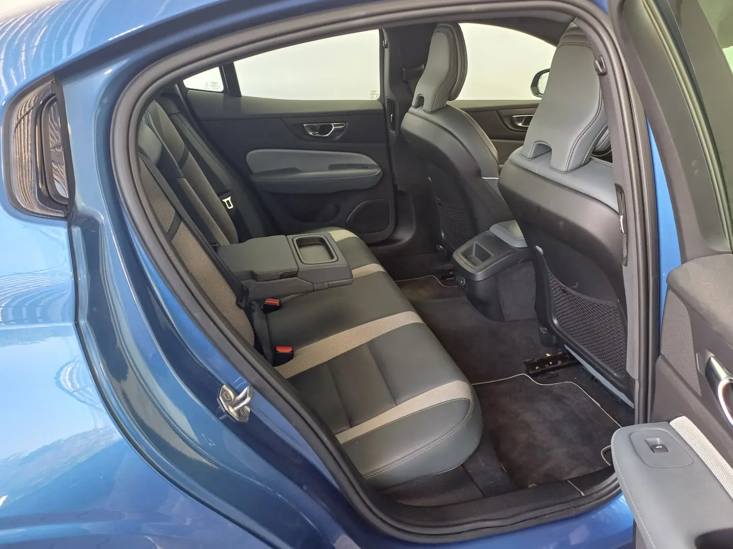 Volvo S60 Momentum Pro 2.0 B4 MHEV 197CP Automat