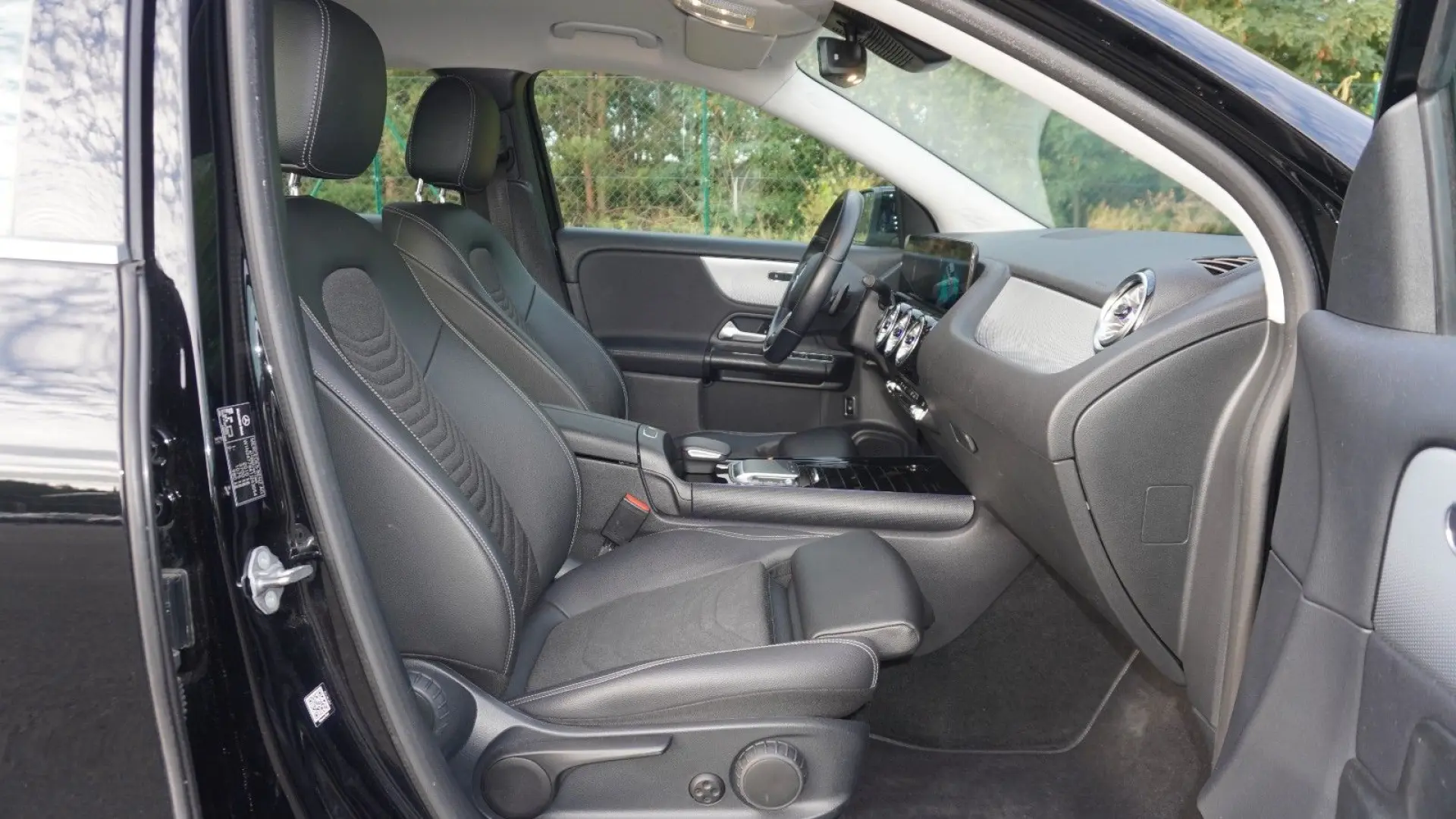 GLA 180 LED/Wide-Screen/Ambiente/Qi/Leder