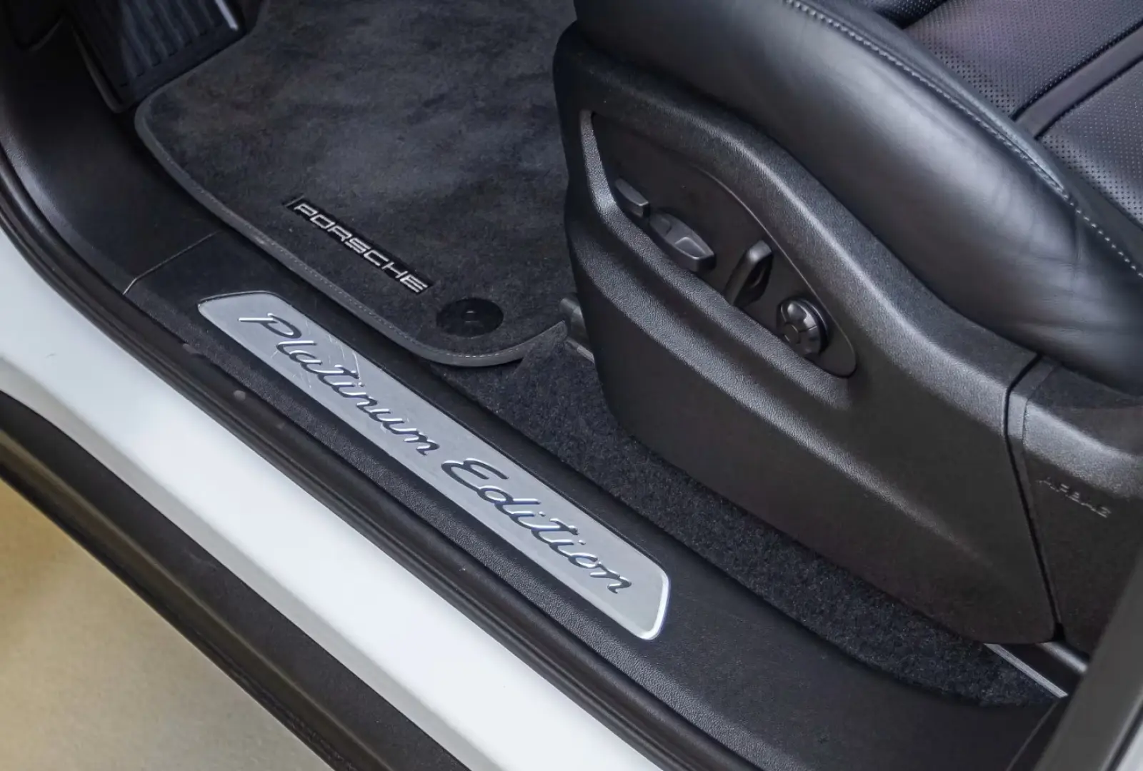 Porsche Cayenne E-Hybrid Coupe Platinum Edition