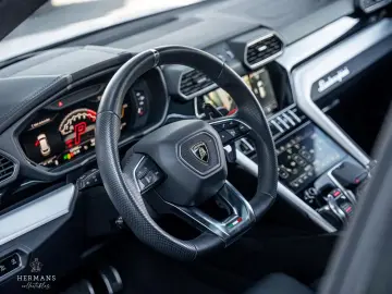 Urus 4.0 V8 / Pano / Massage / Achteras / Cerami