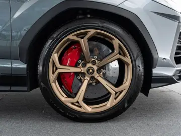 Urus Carbon I B&O