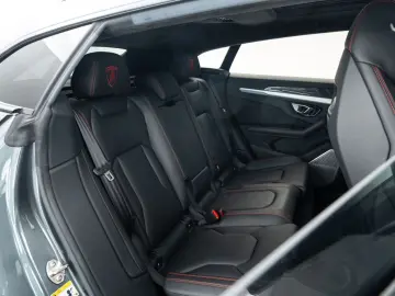 Urus Carbon I B&O