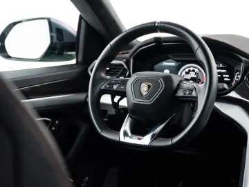 Urus Carbon I B&O