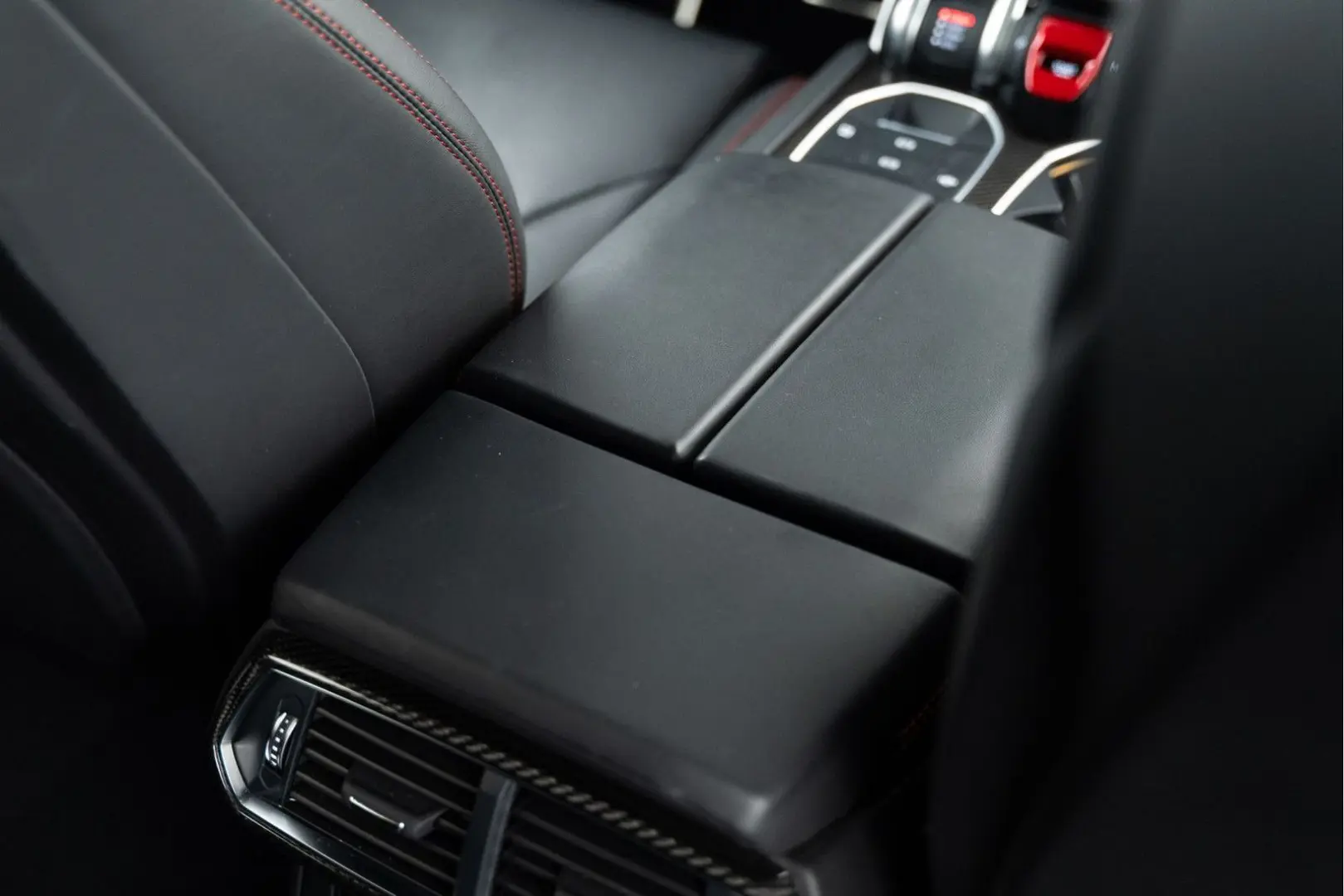 Urus Carbon I B&O