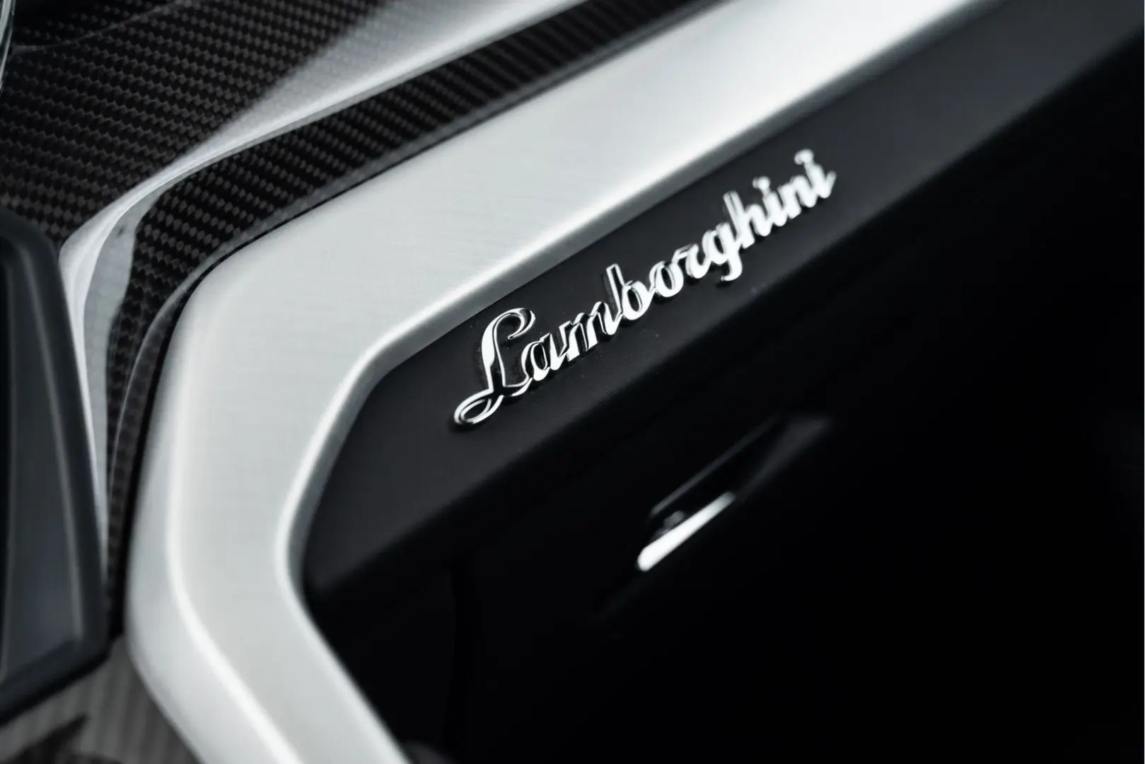 Urus Carbon I B&O