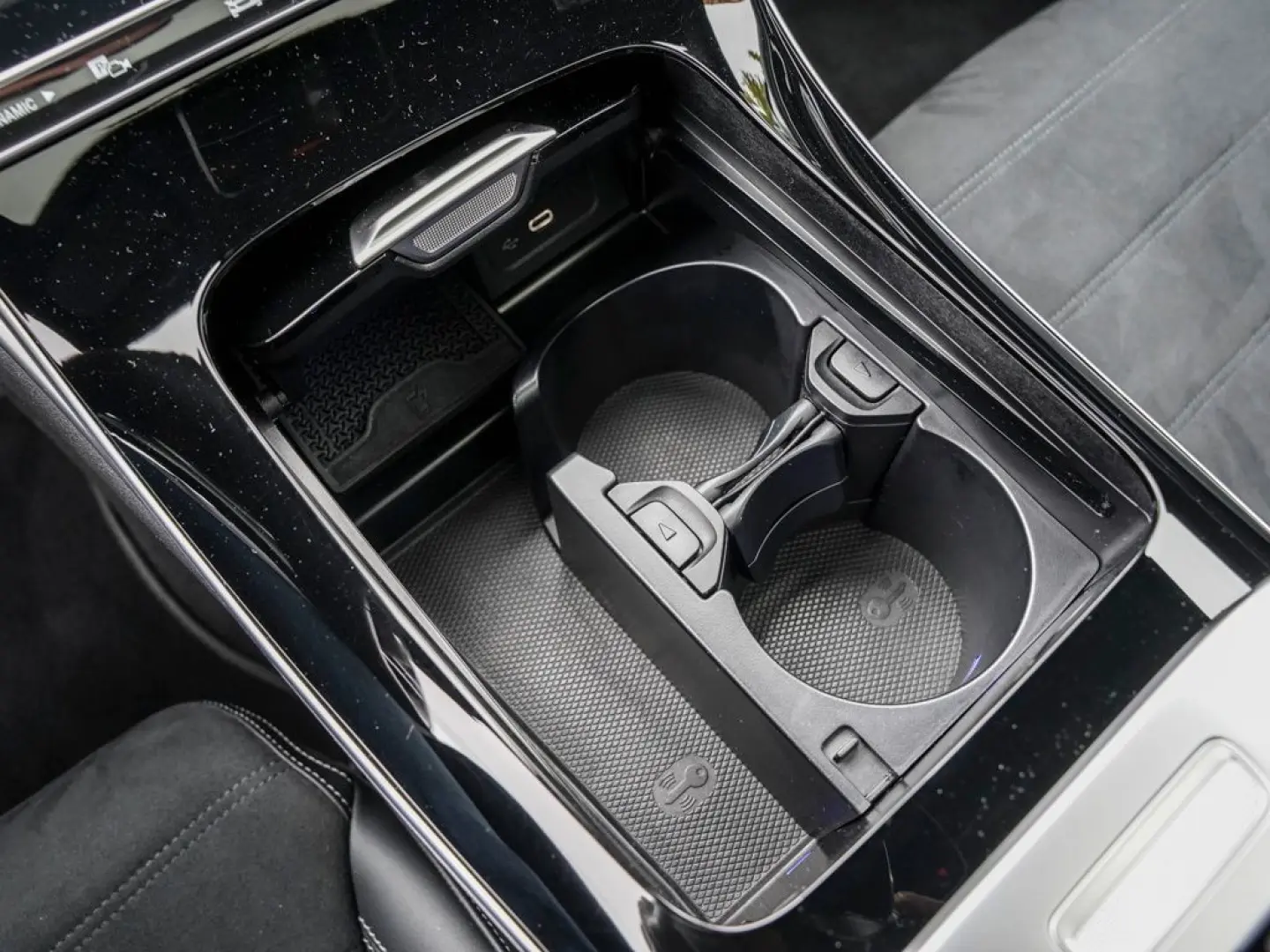 CLE 300 4M COUPE AMG-LINE PANO CARBON DISTRONIC