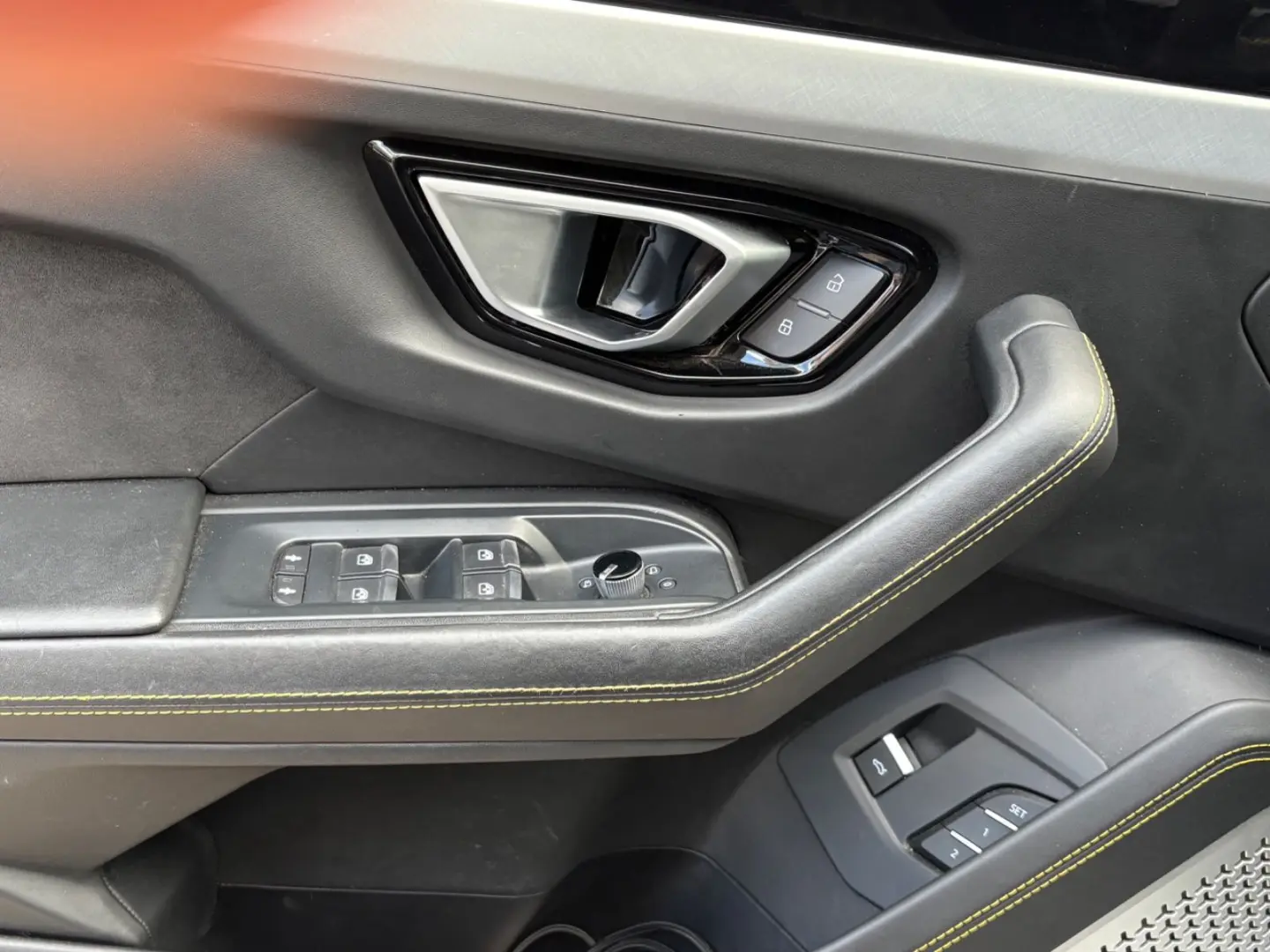 Urus 4.0 V8 Autom./23Zoll/HEADUP/KERAMIK/NACHTSI