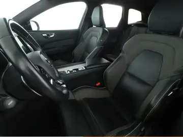 Volvo XC60 2.0 T4 R Design 2WD*NAVI*TEMPO*