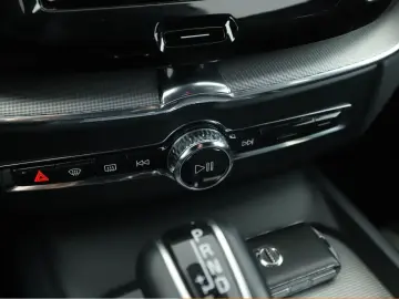 Volvo XC60 2.0 T4 R Design 2WD*NAVI*TEMPO*