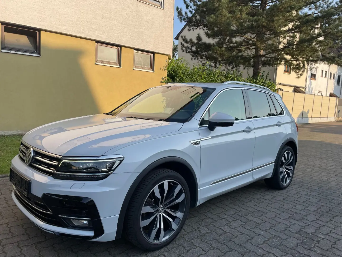 Tiguan 2.0 TSI 4M Highline*AHK*HUD*R-Line*20zoll