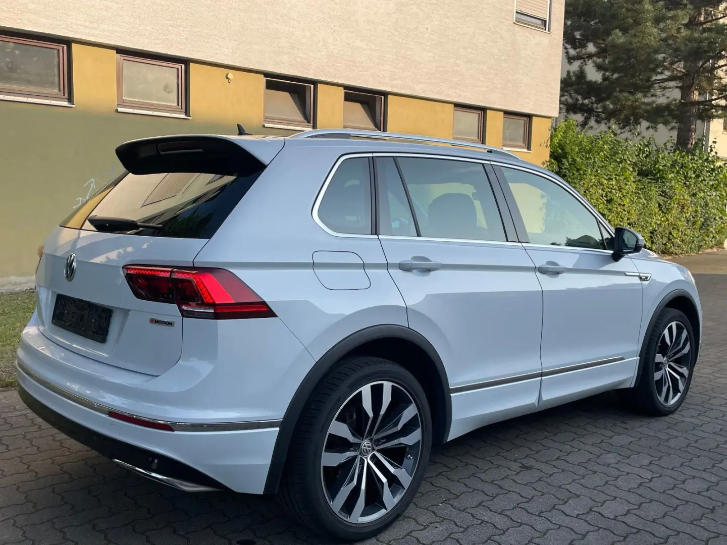 Tiguan 2.0 TSI 4M Highline*AHK*HUD*R-Line*20zoll