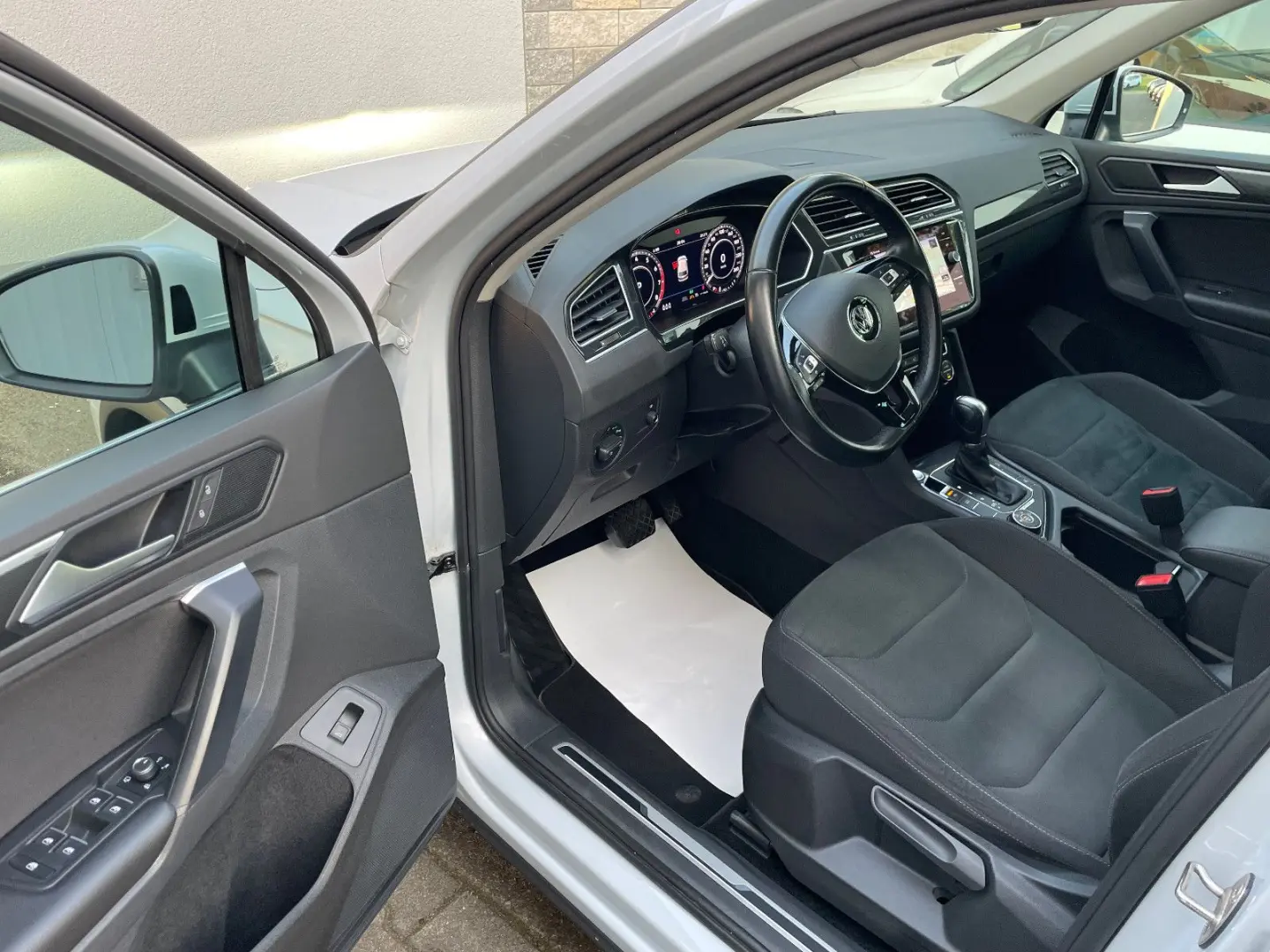 Tiguan 2.0 TSI 4M Highline*AHK*HUD*R-Line*20zoll