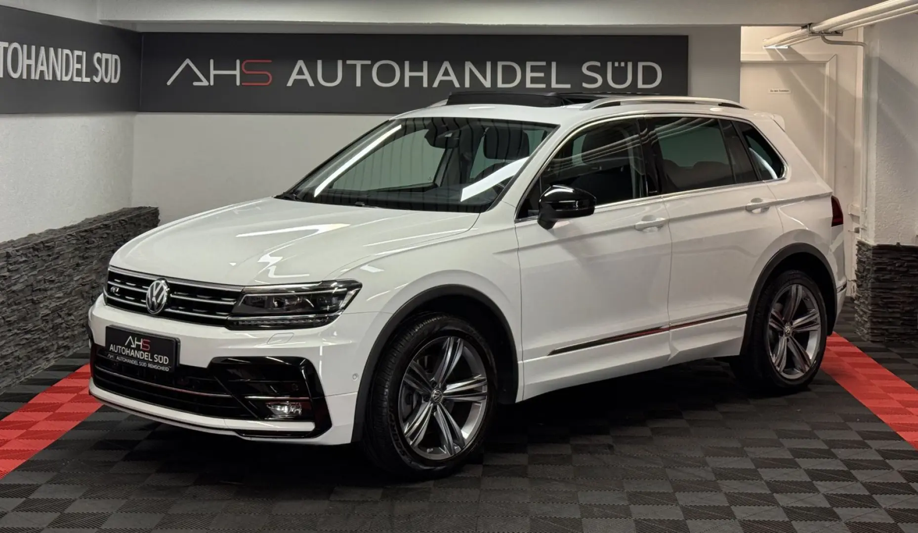 Tiguan R-LINE*PANORAMA*D.TACHO*AHK*