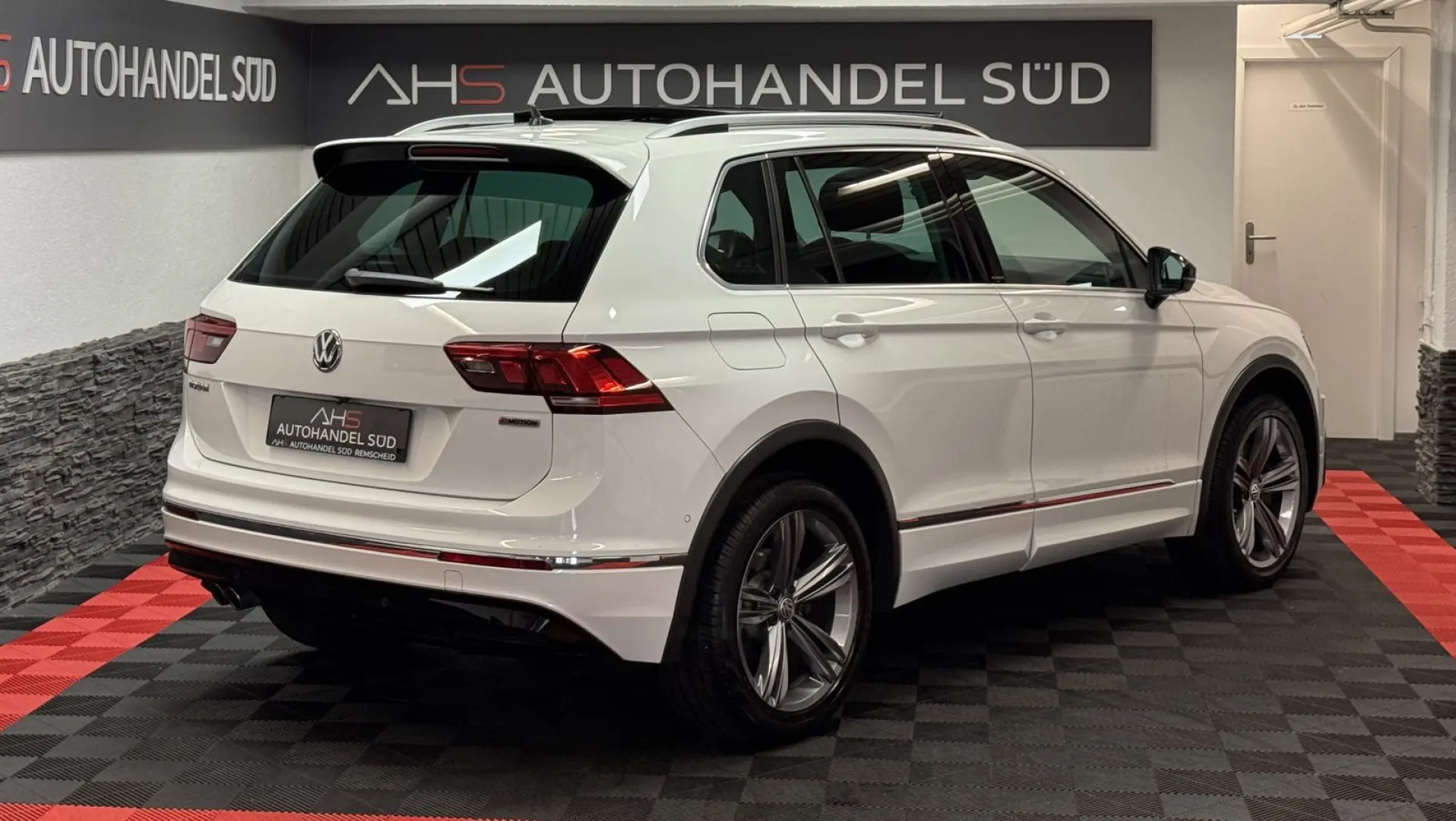 Tiguan R-LINE*PANORAMA*D.TACHO*AHK*