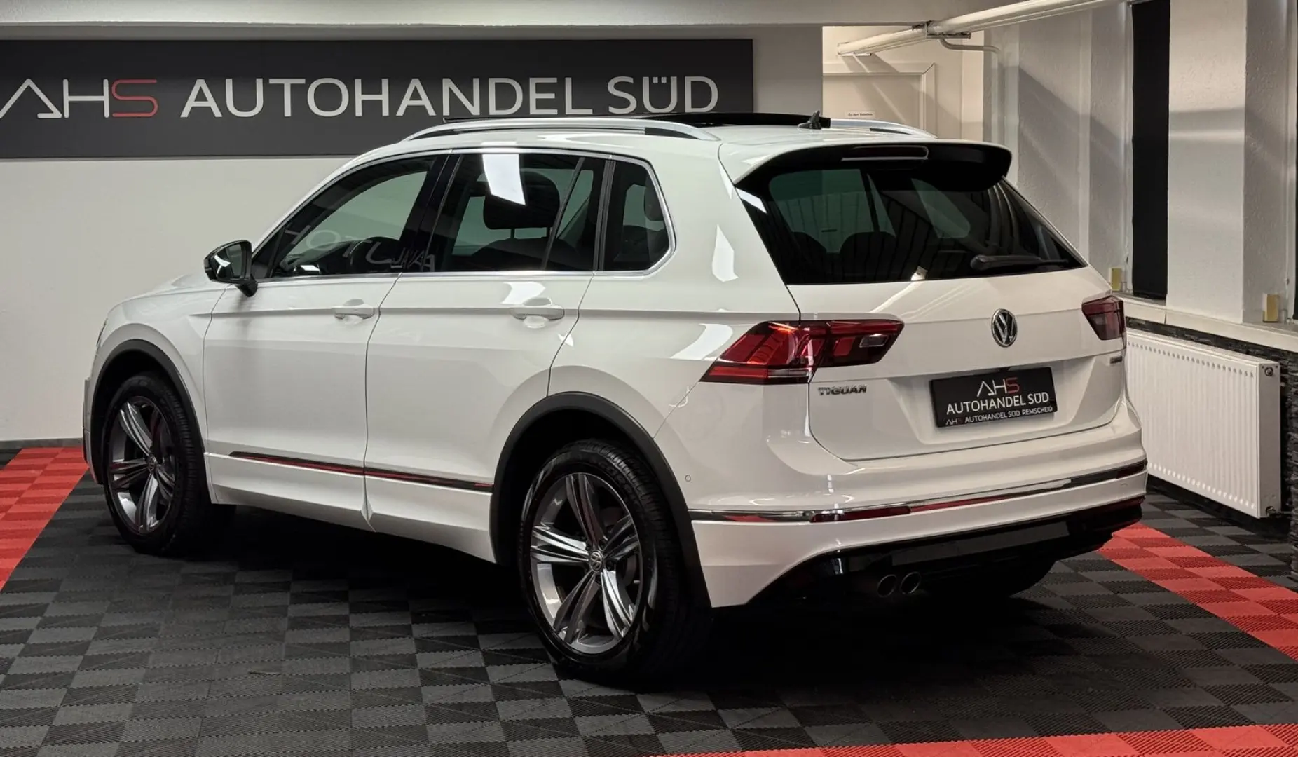 Tiguan R-LINE*PANORAMA*D.TACHO*AHK*