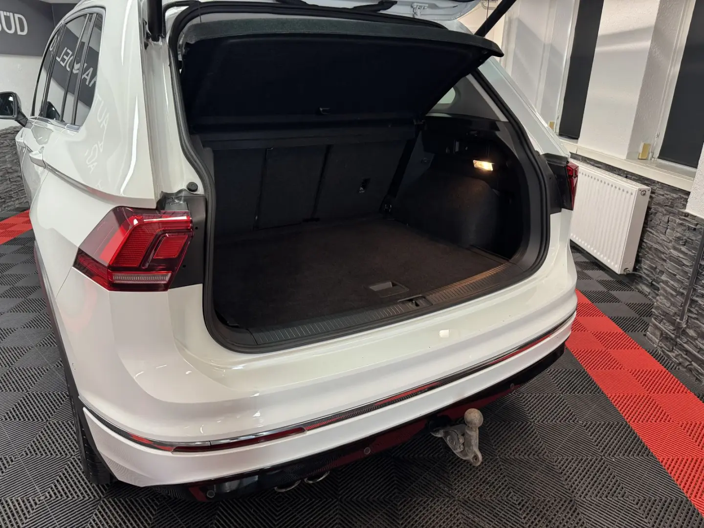 Tiguan R-LINE*PANORAMA*D.TACHO*AHK*