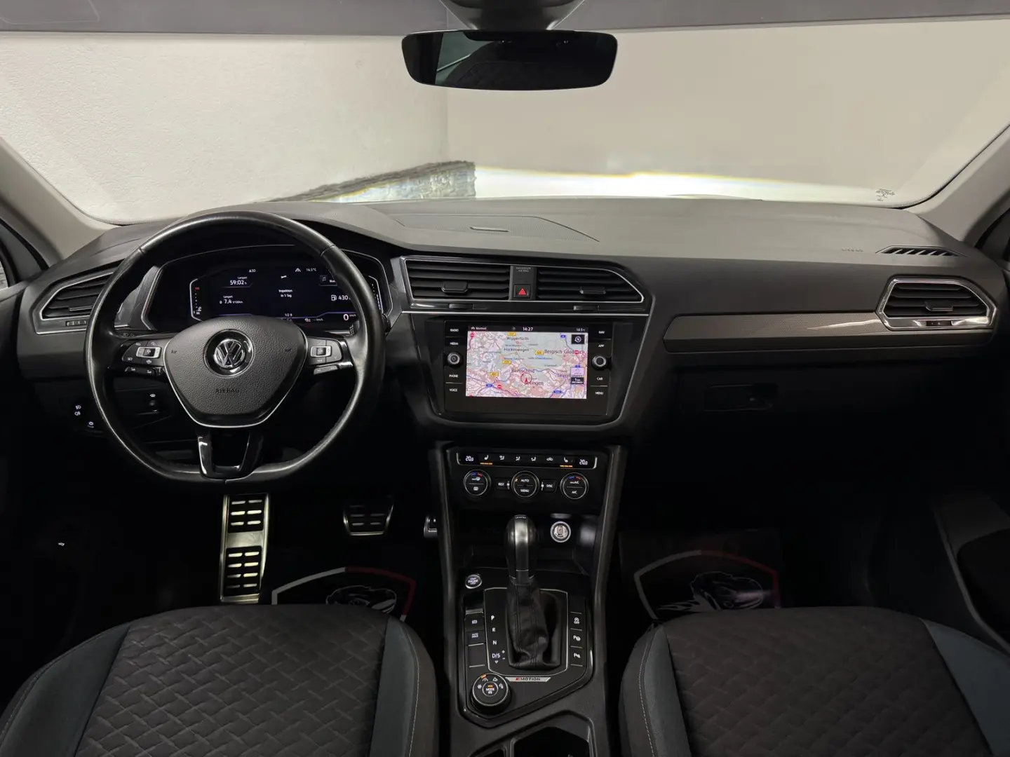 Tiguan R-LINE*PANORAMA*D.TACHO*AHK*