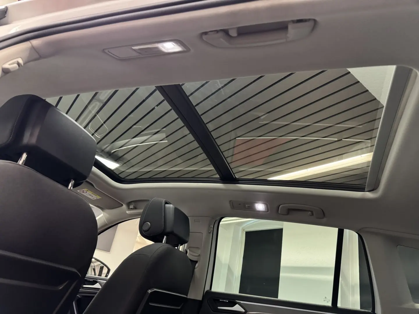 Tiguan R-LINE*PANORAMA*D.TACHO*AHK*