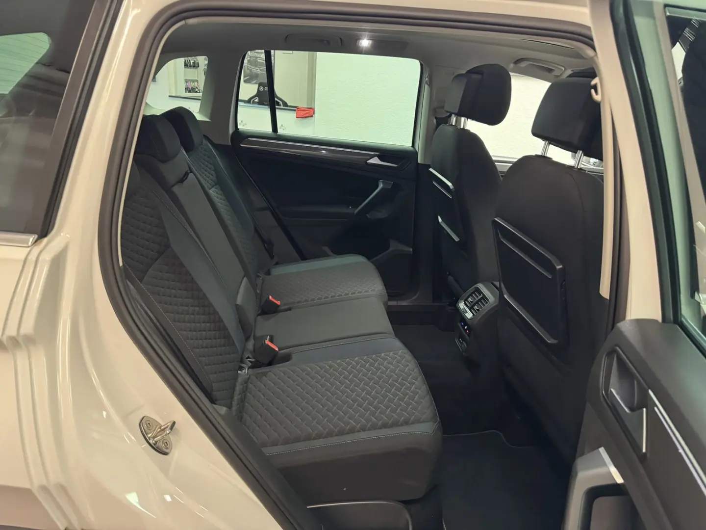 Tiguan R-LINE*PANORAMA*D.TACHO*AHK*