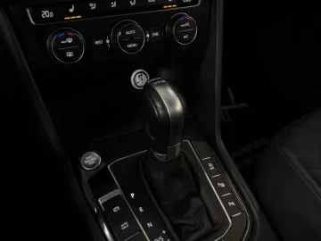 Tiguan R-LINE*PANORAMA*D.TACHO*AHK*