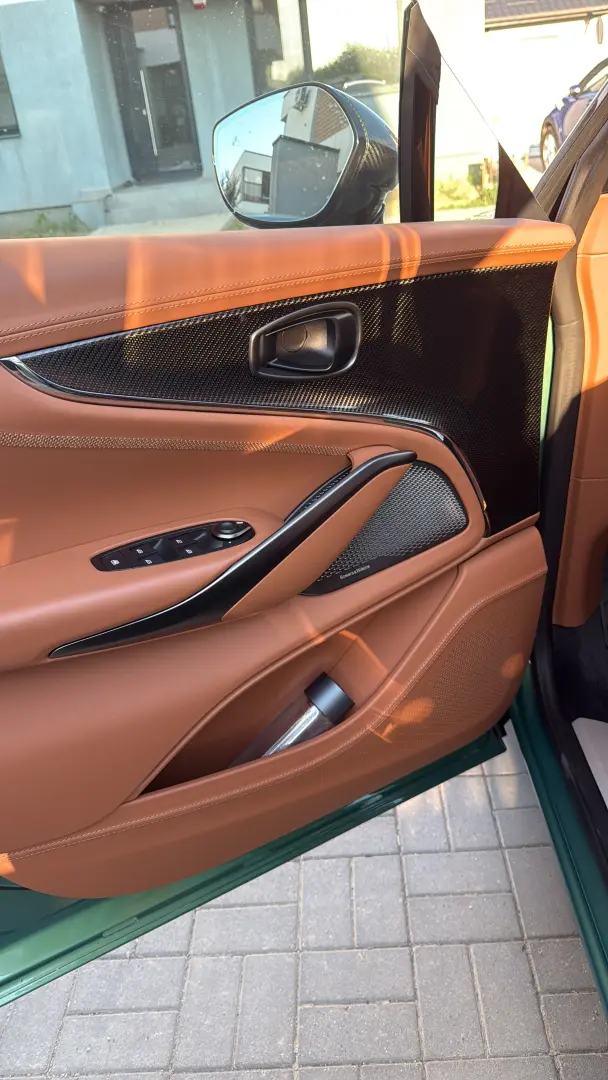 Aston Martin DBX