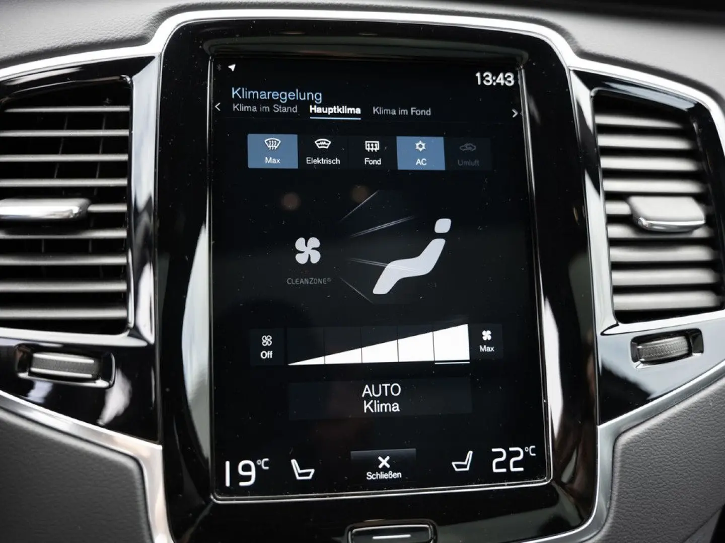 XC90 T8 AWD Recharge Plus Dark aus Erstbesitz