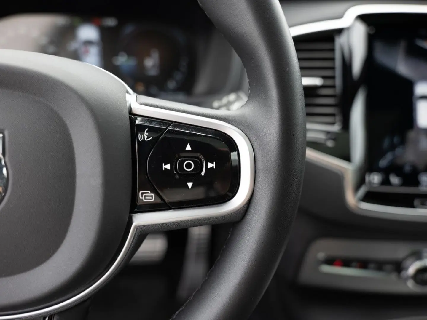 XC90 T8 AWD Recharge Plus Dark aus Erstbesitz