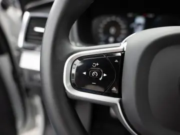 XC90 T8 AWD Recharge Plus Dark aus Erstbesitz