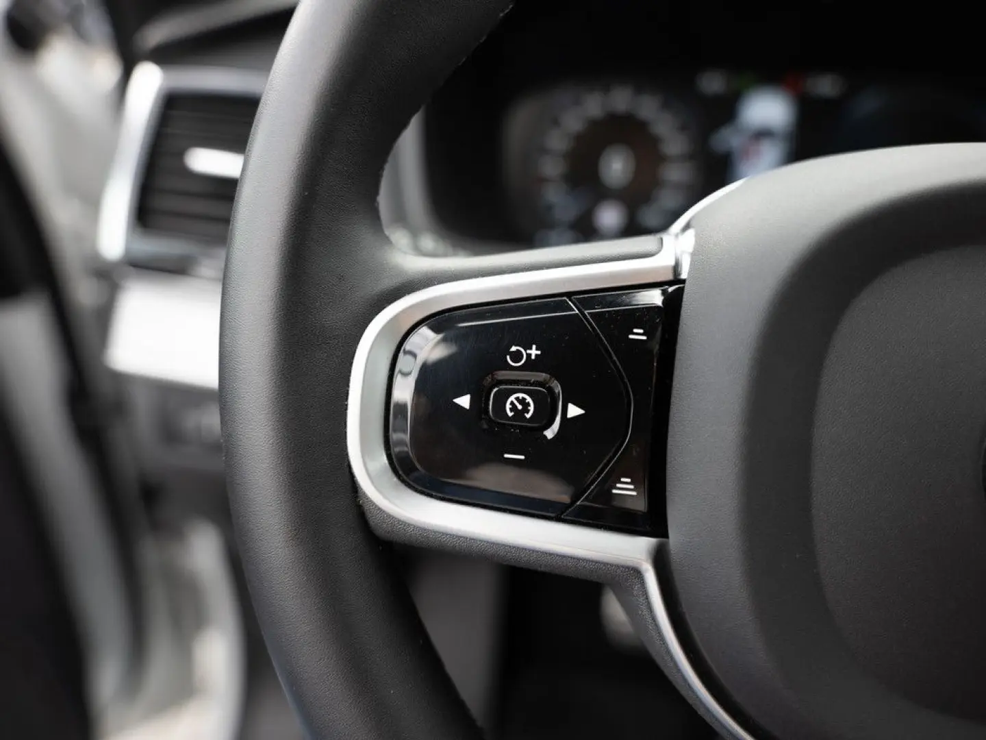 XC90 T8 AWD Recharge Plus Dark aus Erstbesitz