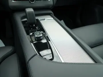 XC90 Recharge Plus Dark T8 AWD PANO/AHK/360°/SHZ