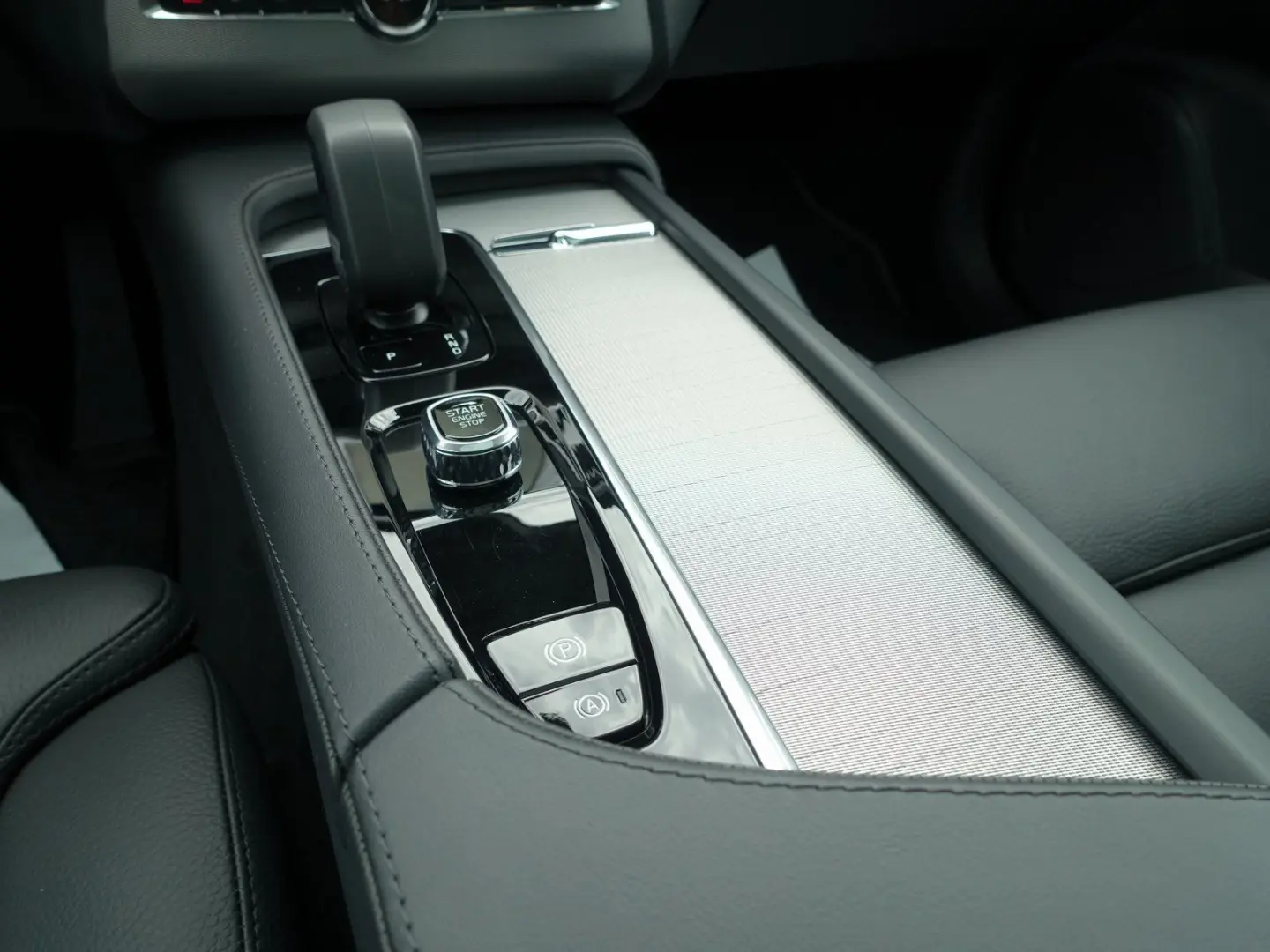 XC90 Recharge Plus Dark T8 AWD PANO/AHK/360°/SHZ