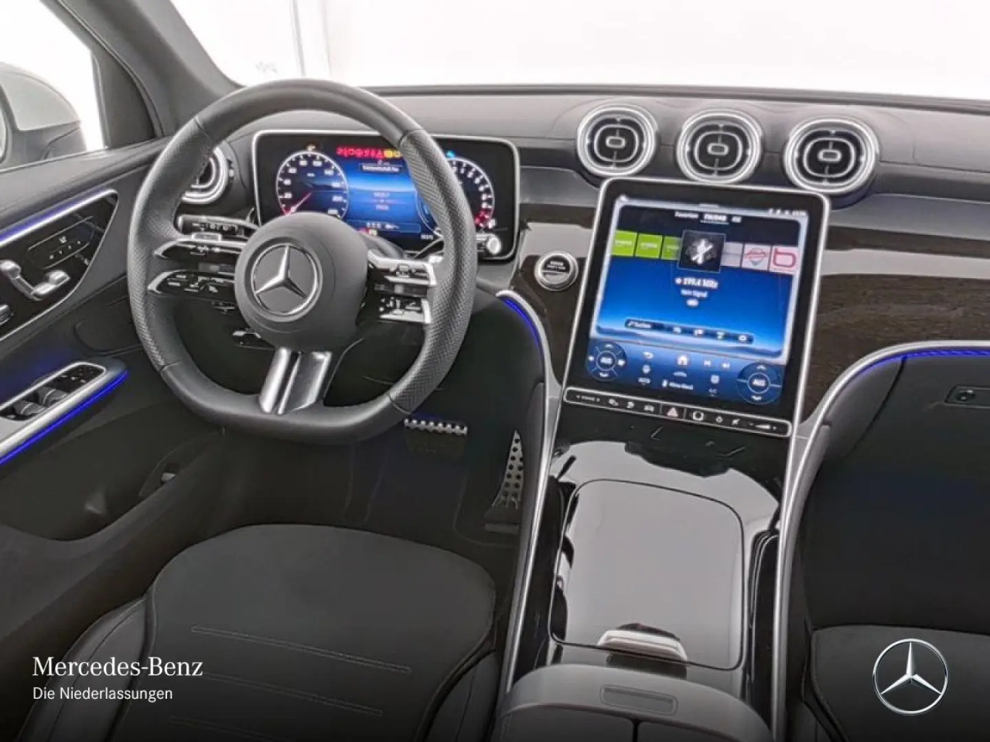 GLC 300 e 4M AMG Premium AHK PANO DIGITAL Distro